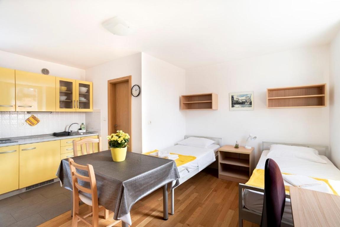 Apartments Medved In The Historic Center Capodistria Esterno foto
